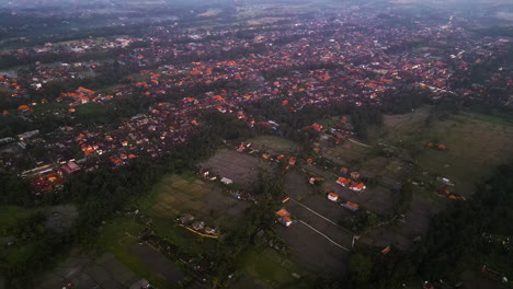 Antena-Al-Anochecer-Sobre-Ubud,-Bali,-Indonesia,-Que-Muestra-El-Aumento-De-La-Expansión-Urbana-Debido-Al-Turismo-Sin-Restricciones