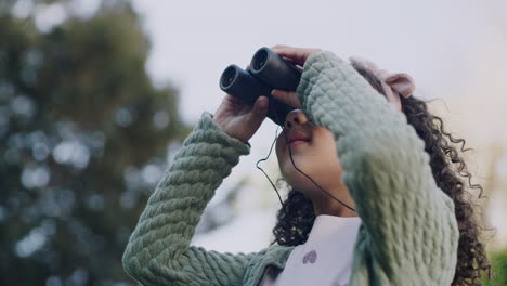 niño curioso, divertido y juguetón con binoculares