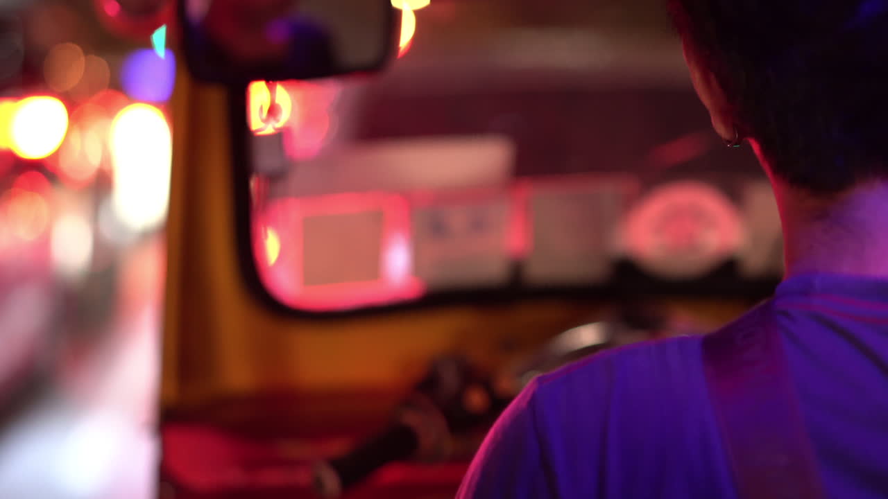 imágenes de 4k de un conductor de tuk tuk en bangkok, tailandia, conduciendo por una calle muy transitada