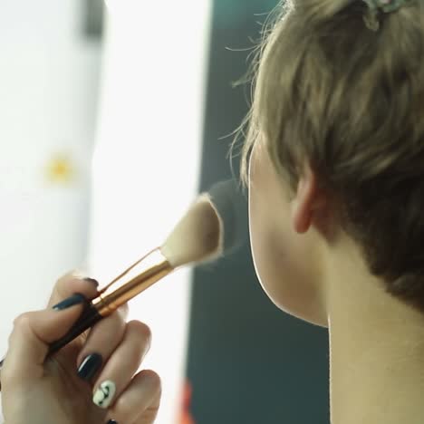 una mujer con maquillaje.