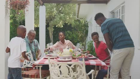 Familia-Feliz-Comiendo-Juntos-En-La-Mesa