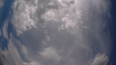 cielo azul y capa de nubes moviéndose en una hermosa tarde soleada