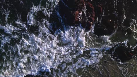 vista aérea de las olas del océano, subiendo