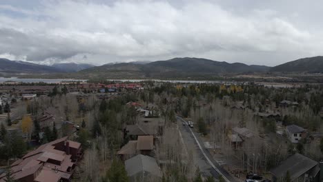 Flying-over-a-mountain-neighborhood-with-Lake-Dillon-in-the-distance