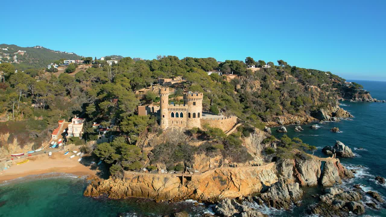 Pemandangan udara kastil Lloret De Mar di pantai Sa Caleta, Costa Brava Gerona, di Spanyol 60 km dari Barcelona