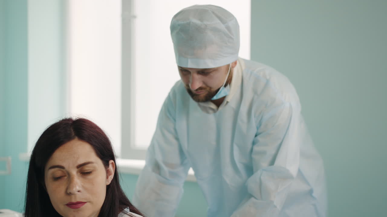 médico que apoya a una mujer embarazada durante el parto