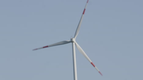 aerogeneradores, tecnología verde, en una central eléctrica en italia-11