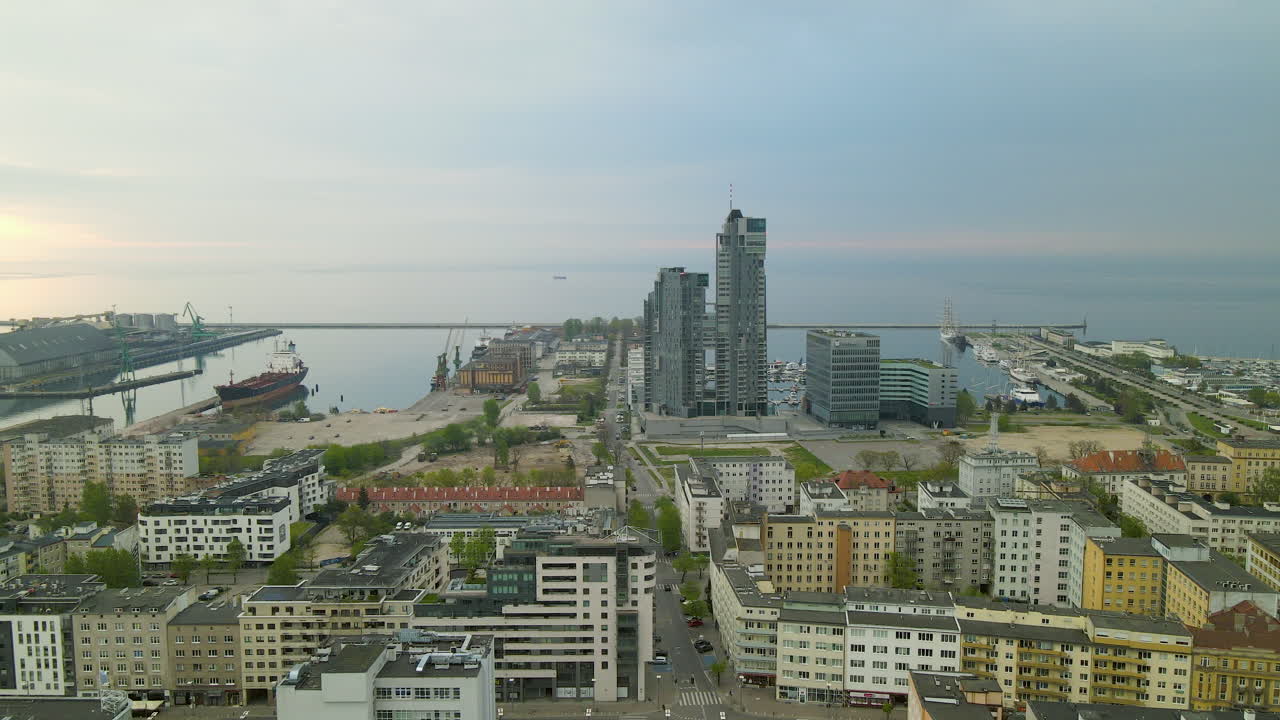 vista aérea - panorama de gdynia - ciudad portuaria en la costa báltica de polonia, apartamenty sea towers y marriot hotel en el fondo