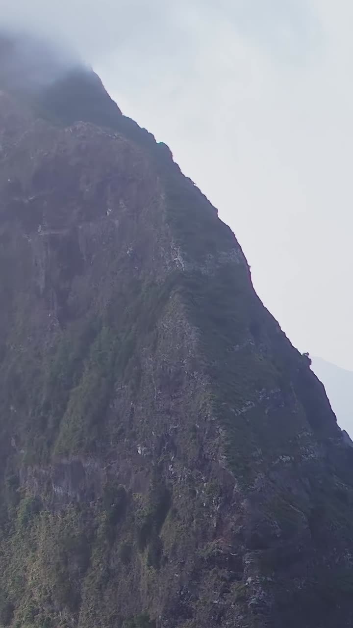 Pemandangan udara pegunungan di Madeira, Portugal yang diambil oleh drone