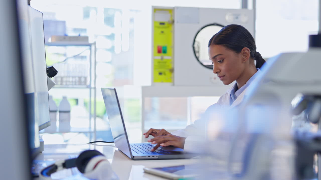 científico, mujer y investigación de computadoras portátiles