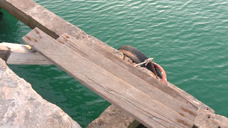 Viejos-Escalones-De-Madera-Y-Desgastados-En-El-Muelle-Del-Barco