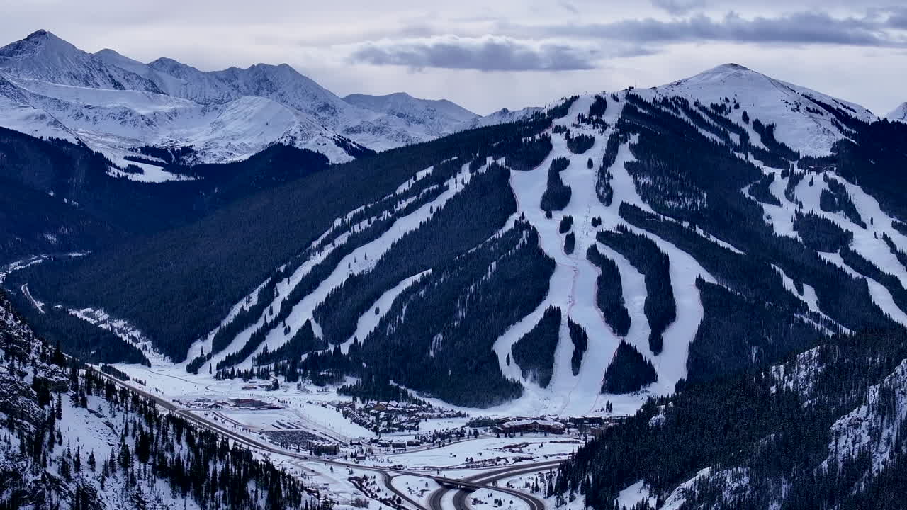 i70 montaña de cobre leadville colorado invierno diciembre navidad avión no tripulado cinematográfico pistas de esquí paisajes lejanos silverthorne vail aspen rango de diez millas montañas rocosas nubladas lentamente hacia adelante