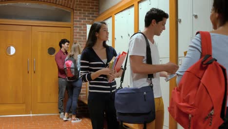 algunos estudiantes charlando en el pasillo