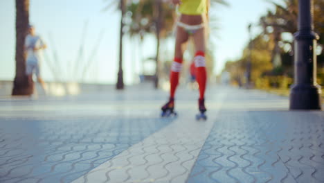 disparo de ángulo bajo de una chica patinando