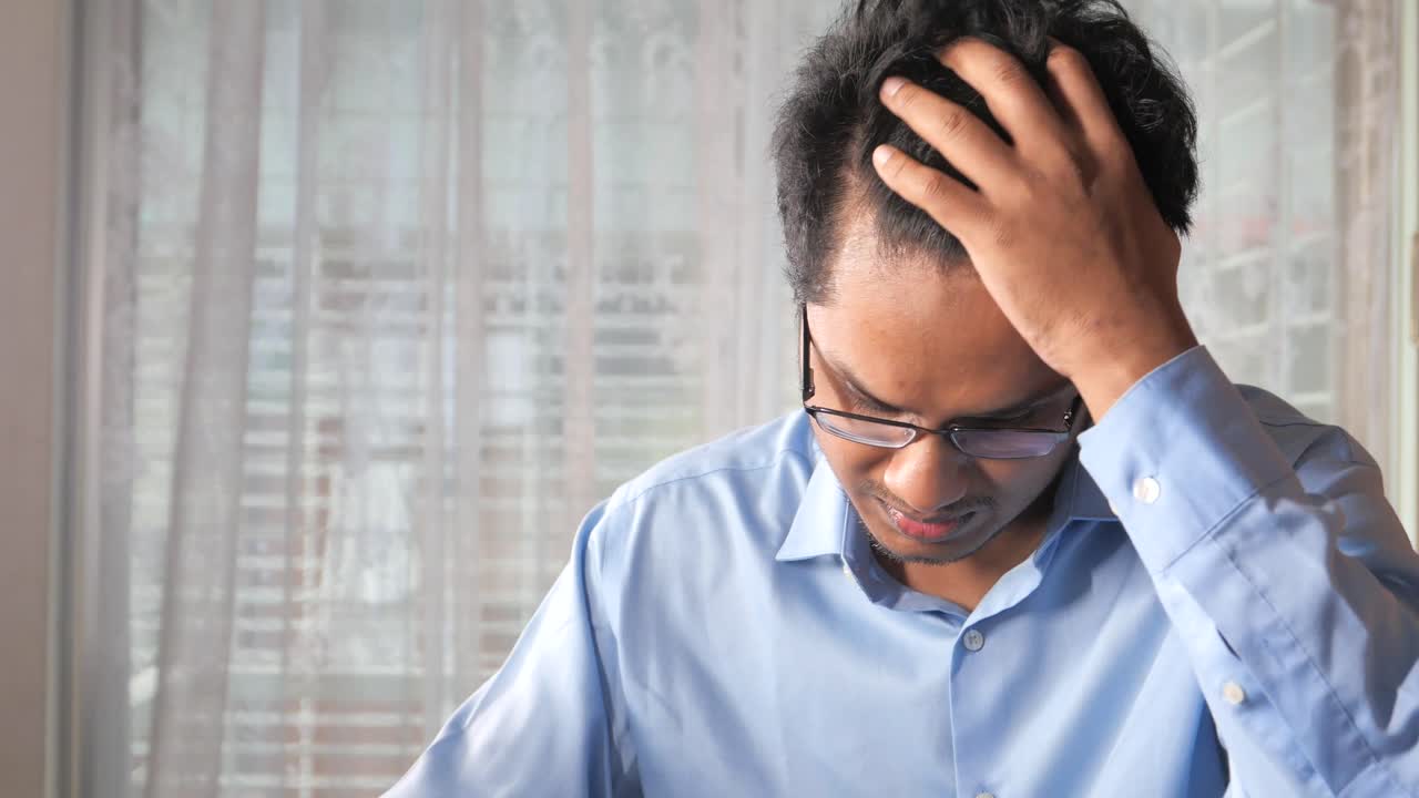 hombre profundamente pensativo