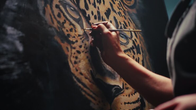 Artista che dipinge un ritratto di giaguaro