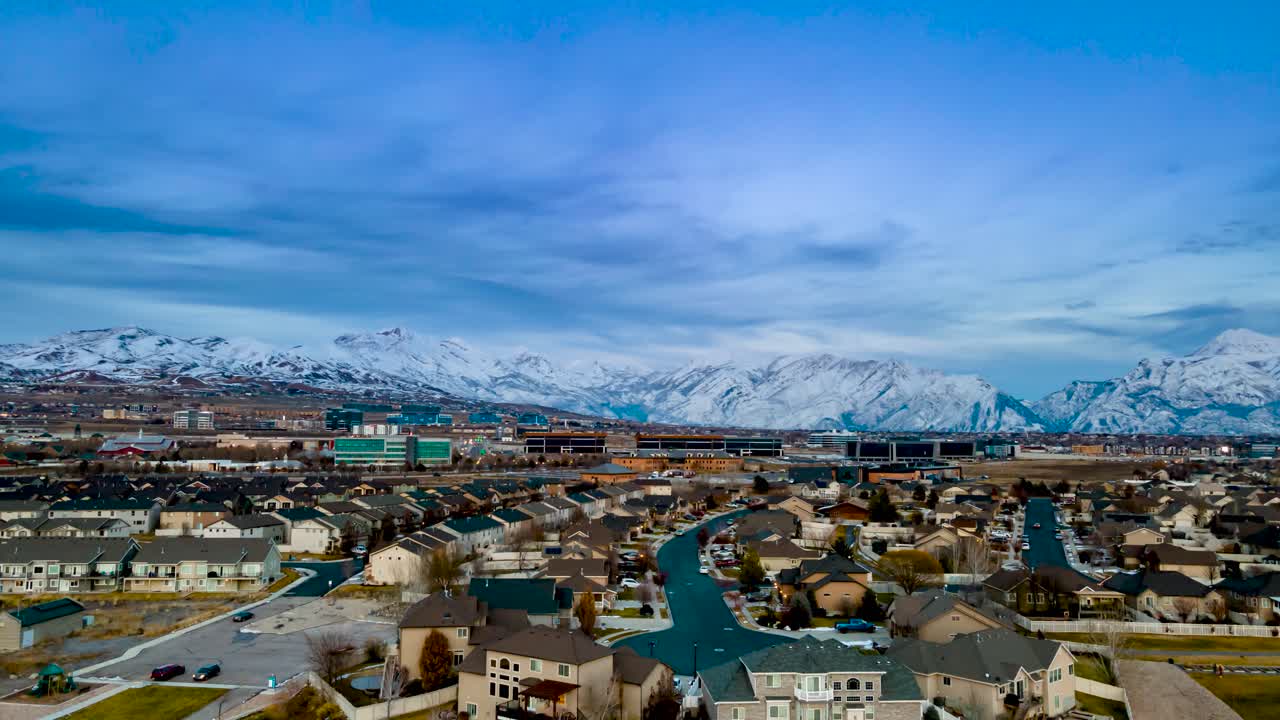 산에 눈이 내리는 겨울의 레히, 유타, 실리콘 슬로프 - 황혼의 공중 하이퍼 랩스