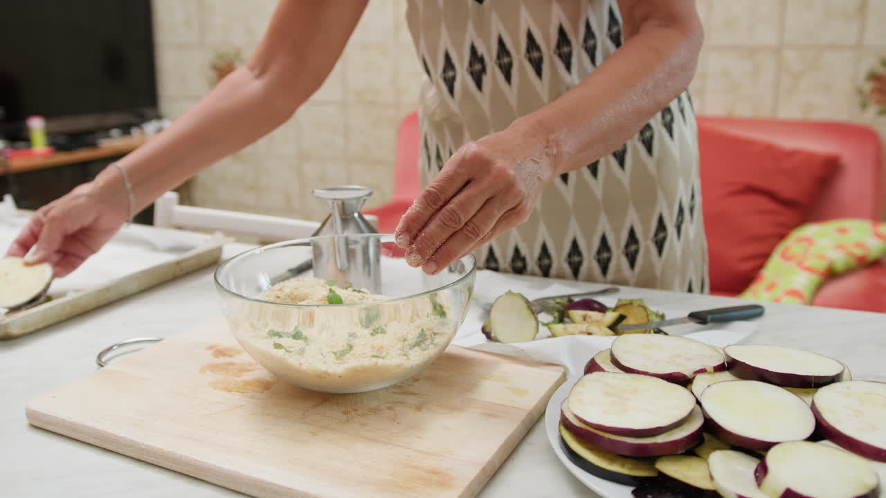 Berenjena rebozada, un ingrediente típico de la cocina siciliana, para preparar parmigiana casera