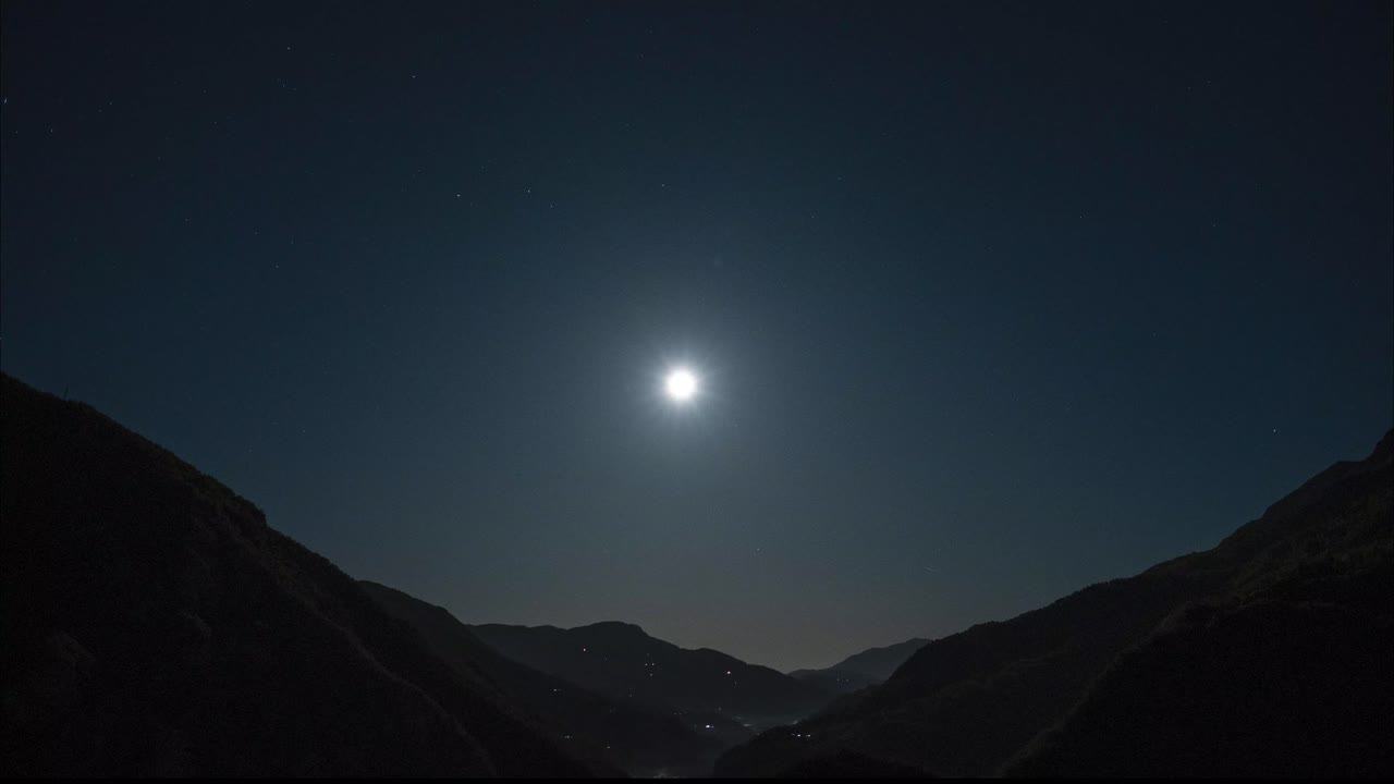 lapso de tiempo de una luna llena que sube en las montañas