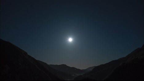 Lapso-De-Tiempo-De-Una-Luna-Llena-Que-Sube-En-Las-Montañas