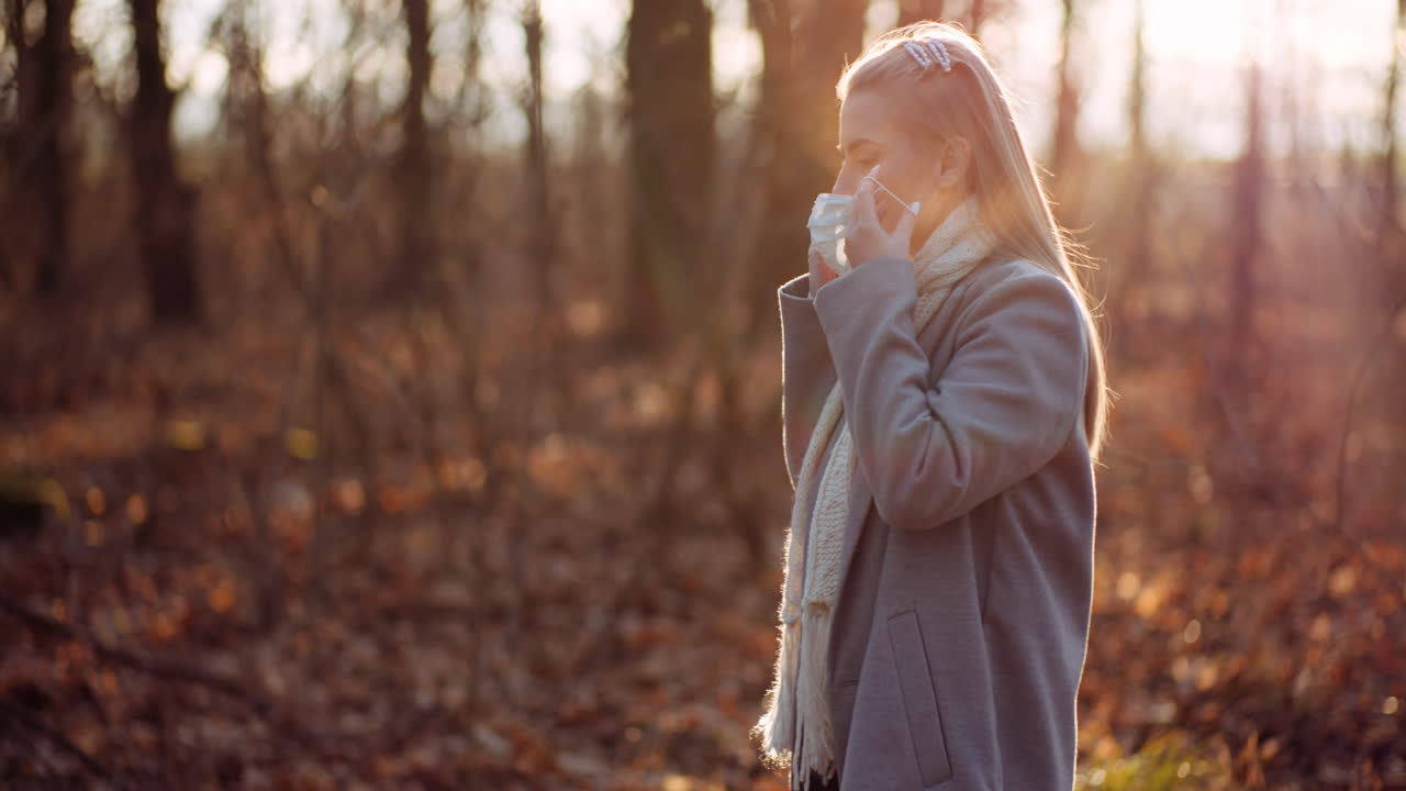 코로나 바이러스 3에 대한 보호 마스크를 착용하는 여자