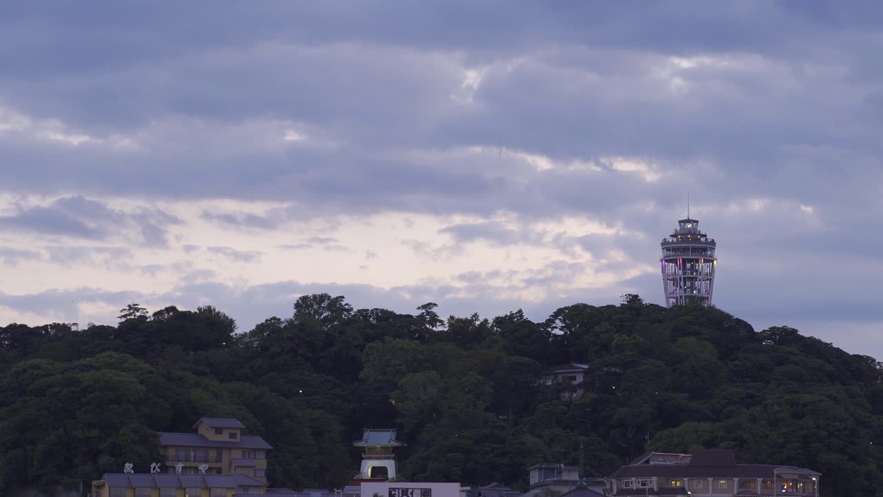 황혼에 일본 도쿄 근처 에노시마 섬의 전망을 닫습니다