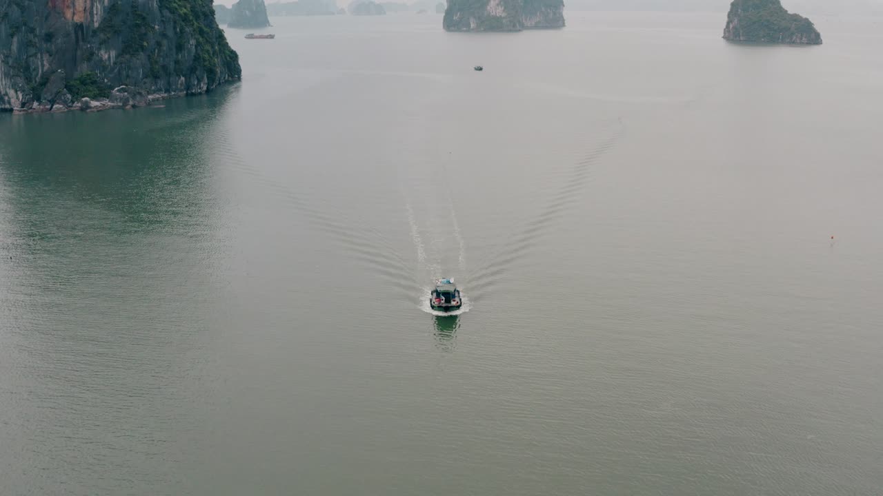 barco en la bahía de ha long