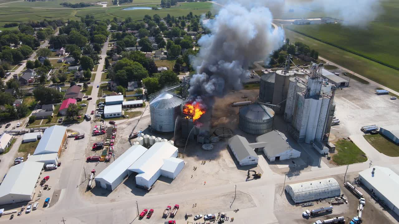 antena sobre un incendio industrial en una instalación de almacenamiento de silos de grano en una granja en iowa