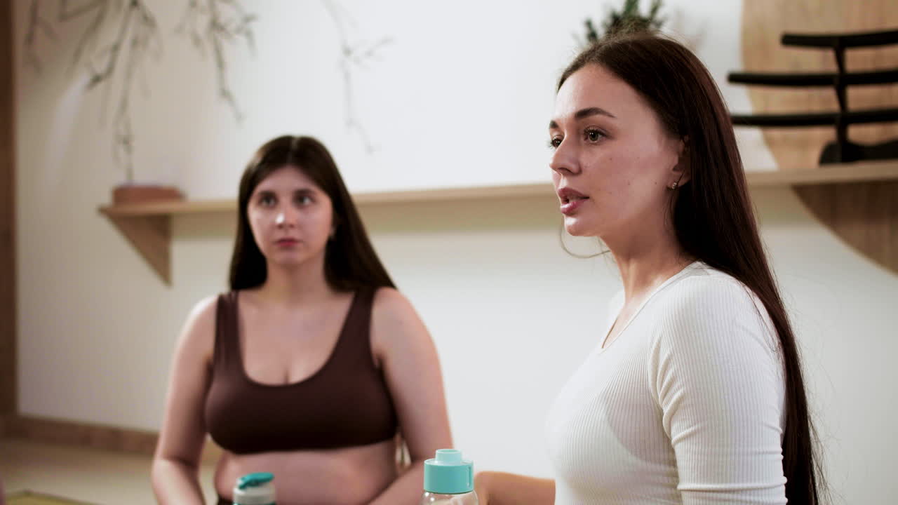 실내에서 휴식을 취하는 여성들