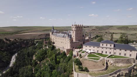 Dynamic-vista-of-Alcazar-de-Segovia,-endless-horizon,-establishing