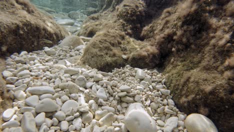 Schönes-Klares-Unterwassermeer-Mit-Kieselboden-In-Emplisi-Beach,-Kefalonia,-Griechenland