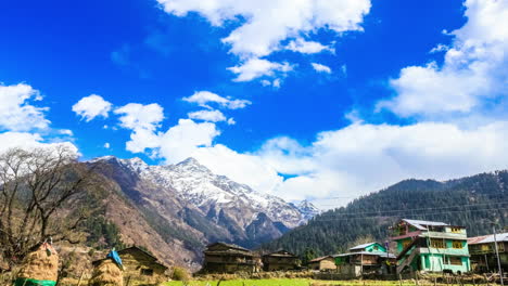 Un-Hermoso-Timelapse-Invernal-De-Montañas-Y-Nubes-De-Tosh,-India