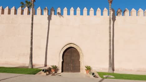 Kasbah-Der-Udayas-Wände-Und-Haupttor,-Blick-Nach-Außen,-Nach-Unten-Geneigt