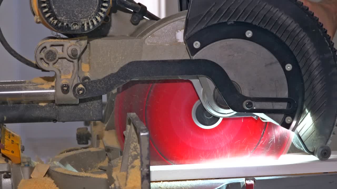 работающий плотник с использованием круговой пилы вращающейся пилы резки деревянной доски