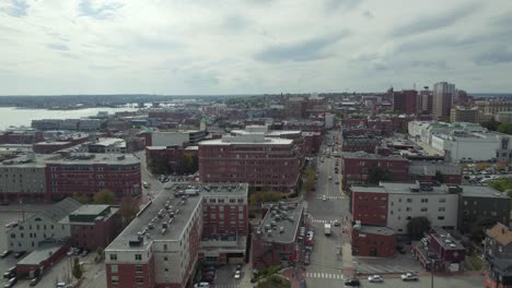 avión dando vueltas alrededor de los edificios del centro de la ciudad y las calles de portland, maine