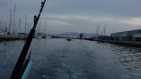 barco de pesca en las aguas del estrecho de gibraltar por la noche