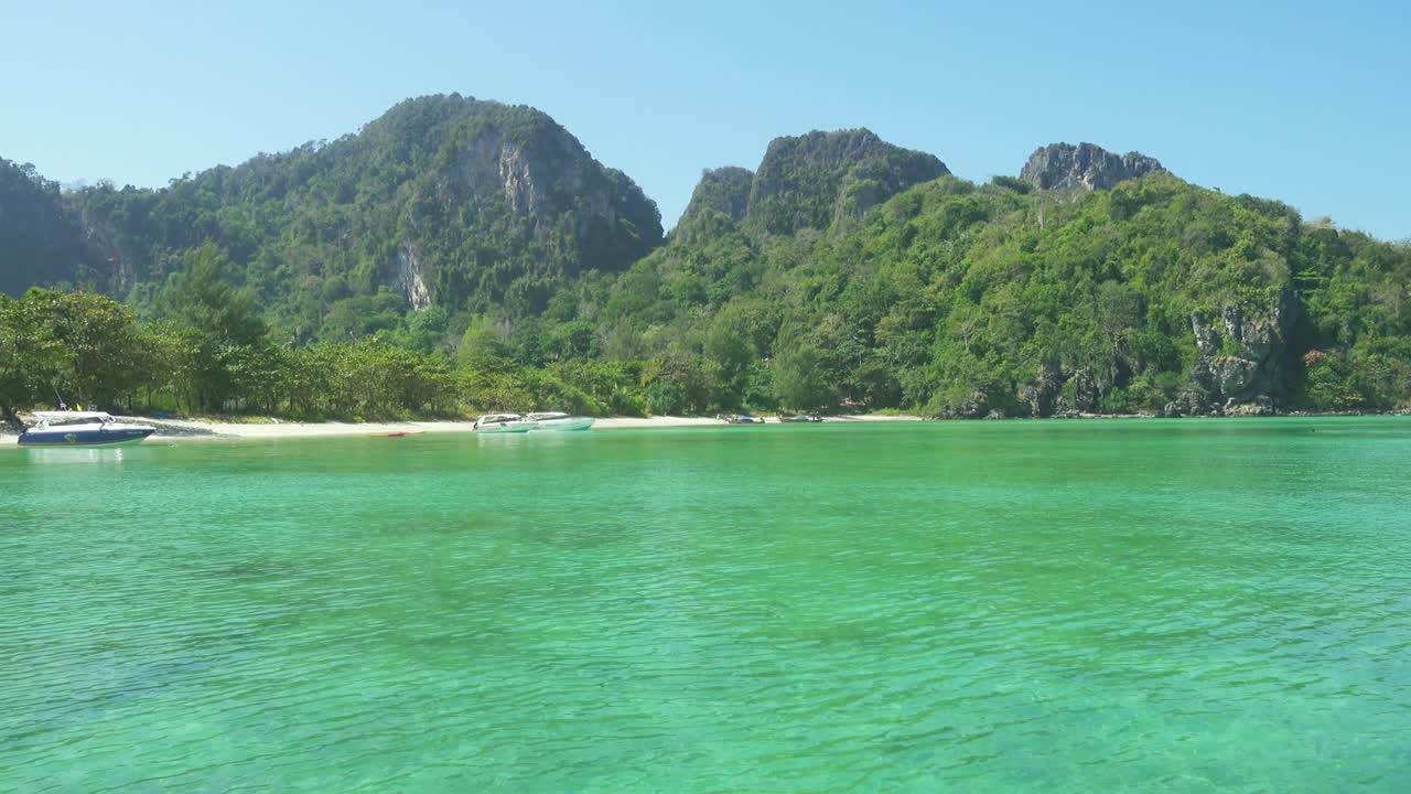 피피 섬에 있는  모래가 있는 아름다운 해변