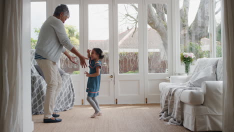 Entzückendes-Kleines-Mädchen,-Das-Spielerisch-Mit-Oma-Tanzt-Und-Spaß-Daran-Hat,-Mit-Enkelin-Zu-Tanzen-Und-Das-Familienwochenende-Zu-Hause-Zu-Feiern-4k