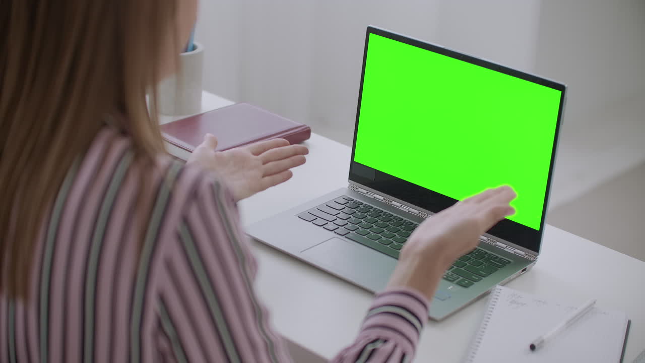 trabajo remoto y comunicación por videollamada en portátil pantalla verde para tecnología chroma key mujer está hablando