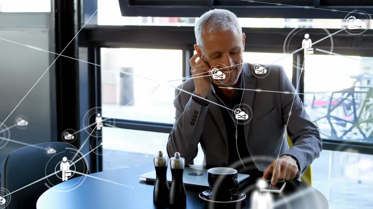 animación de la red de conexiones con las personas iconos sobre empresario caucásico usando teléfono inteligente