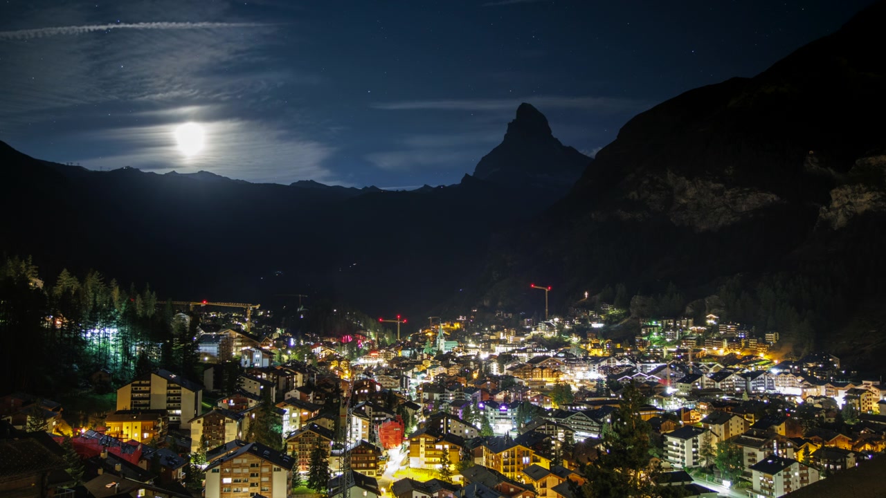 Timelapse notturno cinematografico con Zermatt, il Cervino e una luna luminosa sulle Alpi svizzere