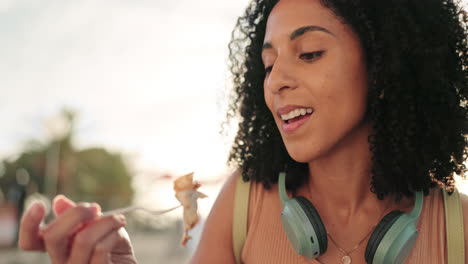 Comida,-Comer-Y-Mujer-Feliz-En-Un-Restaurante-Al-Aire-Libre