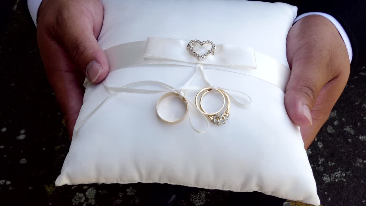 결혼이나 약혼 반지의 근접 촬영 샷