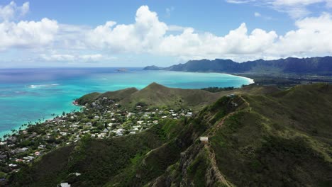 Drohnenschuss-Vorbei-An-Lanikai-Pillbox-Punkt-In-Richtung-Der-Hawaiianischen-Strände-Der-Rest-Unten