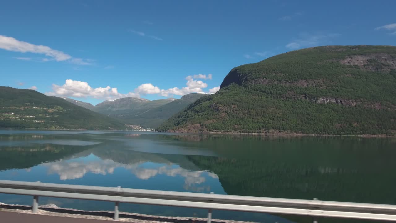 야외에서 조 ⁇ 을 하는 여자