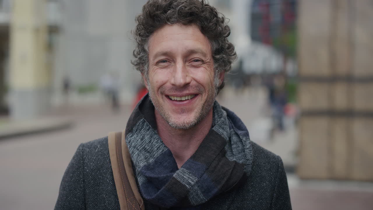 ritratto uomo d'affari maturo di successo che ride godendosi lo stile di vita professionale imprenditore indipendente in città
