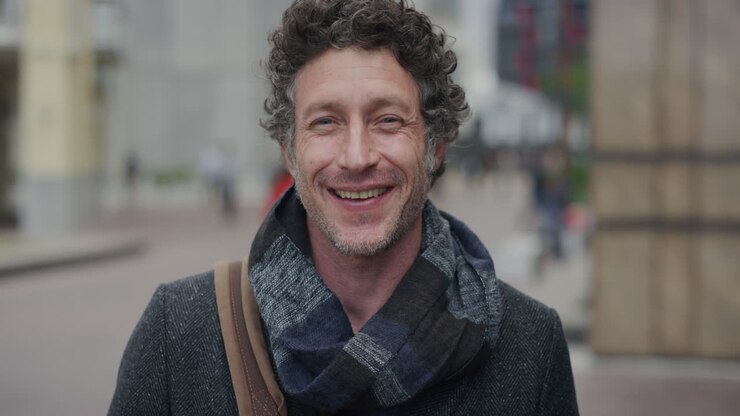 ritratto uomo d'affari maturo di successo che ride godendosi lo stile di vita professionale imprenditore indipendente in città