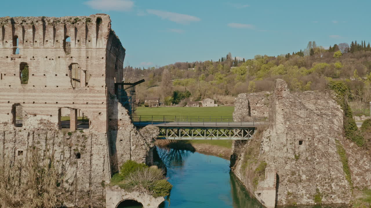 Ripresa con drone sopra il ponte di Valeggio sul Mincio, Mantova, Italia.