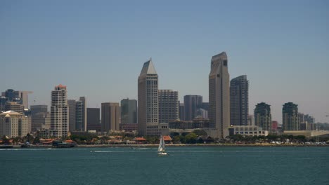 Skyline-Von-San-Diego-An-Einem-Schönen-Tag-Mit-Bootsverkehr