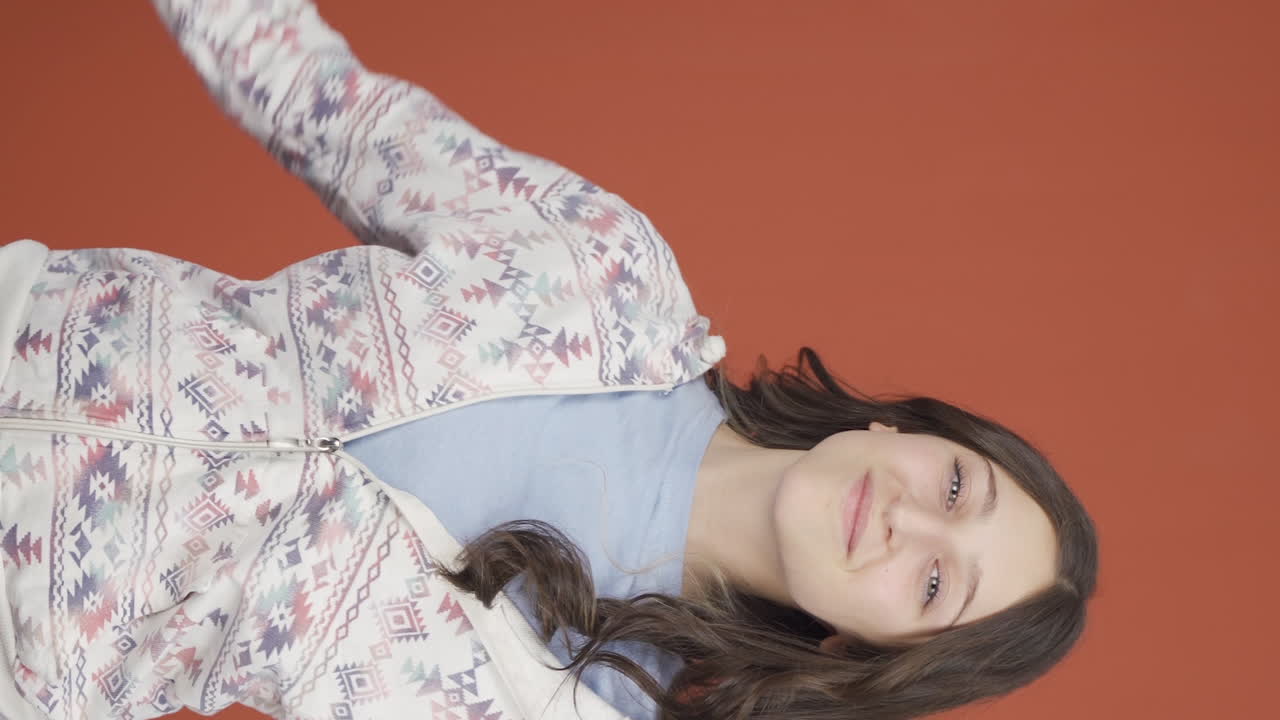 vídeo vertical de una joven feliz bailando.